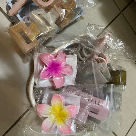 Hair Clips & Accessories - Picture 5 of 7